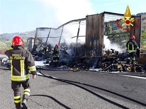 Camion In Fiamme Autostrada A1 Chiusa Tre Ore A Sasso Marconi Lunghe