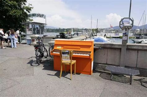 Piano Bains des Pâquis Pianos Égarés