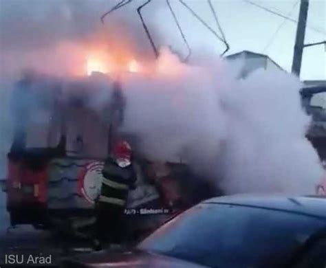 VIDEO Un tramvai a luat foc la Arad în această dimineață