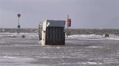 Sturmflut an Nordseeküste Bilder