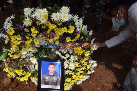 Foto Suasana Haru Iringi Pemakaman Lettu Vira Yudha Di Semarang