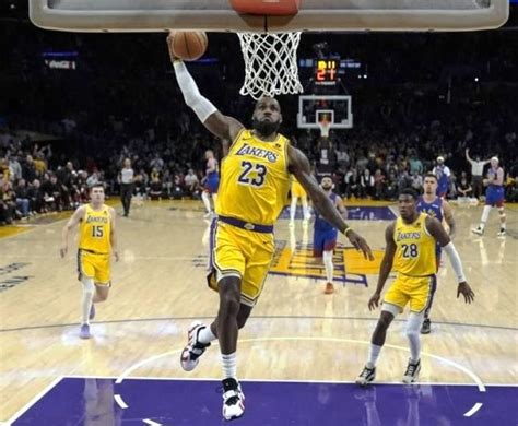 Nba Lebron James Signs Two Year M Deal To Stay With La Lakers