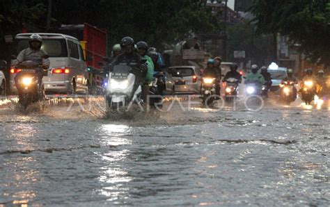 BANJIR AKIBAT DRAINASE BURUK DI BEKASI ANTARA Foto