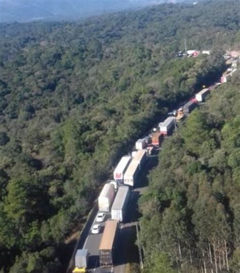 Tombamento de caminhão e incêndio em carreta causam lentidão na BR 376