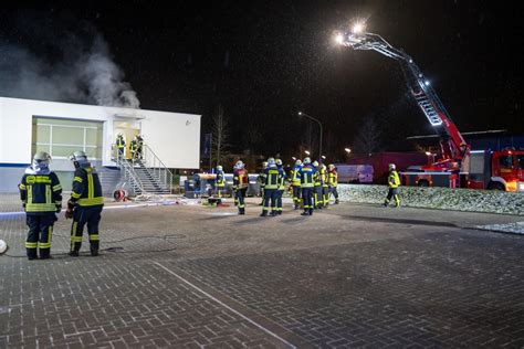 Feuer In Rhynern Feuerwehr L Scht Brand Im B Rogeb Ude