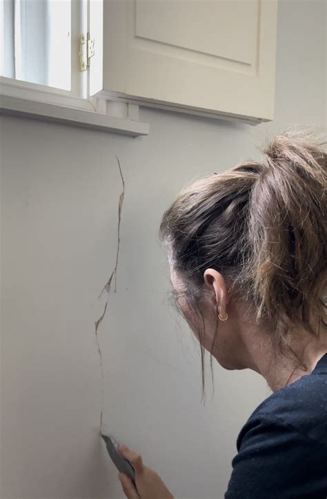 How To Fix A Hairline Crack On A Plaster Wall So It Doesn T Come Back