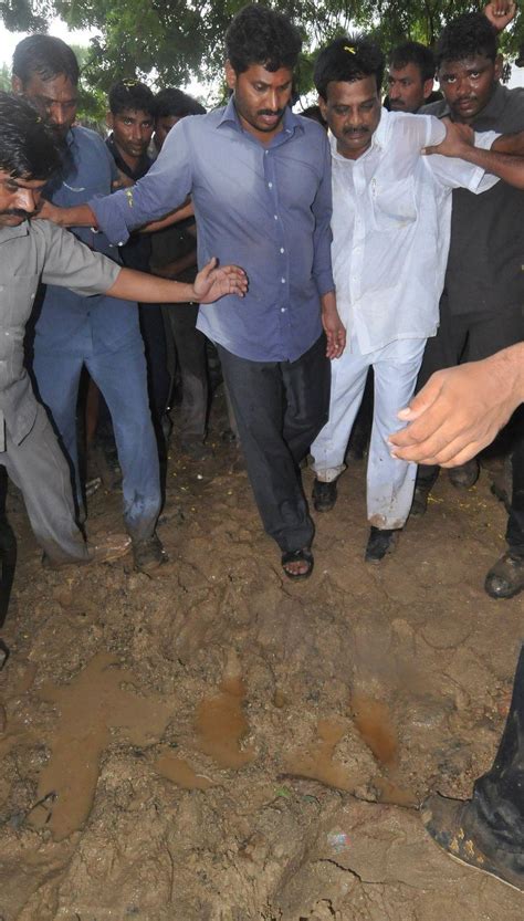 Ys Jagan Mohan Reddy Visits Flood Hit Villages In Guntur Di