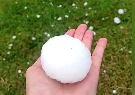 Queda De Granizo Gigante Na Espanha Provoca A Morte De Uma Menina