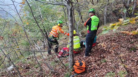 Scivola Lungo Il Sentiero E Si Rompe Una Caviglia Soccorsa Una Donna