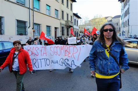 Il Corteo Di Protesta Del Movimento Di Lotta Per La Casa La Repubblica