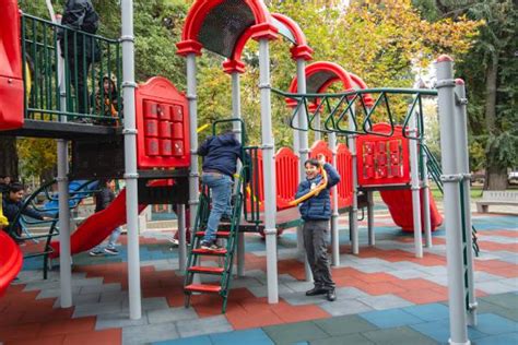 Plaza de Pinto estrena nuevos juegos infantiles tras inversión de 130