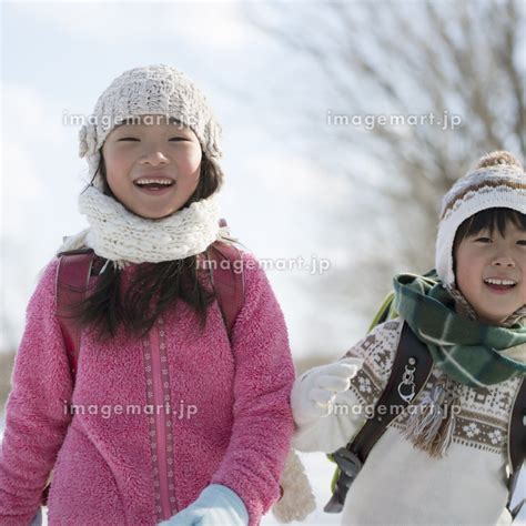 雪道を歩く小学生の写真素材 124680353 イメージマート