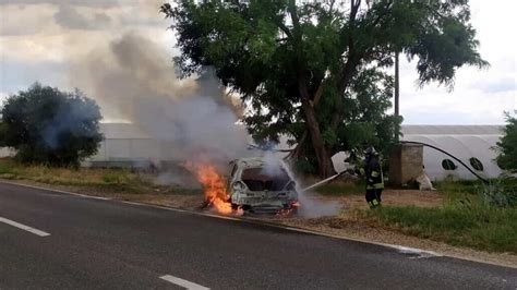 Caserta Trovato Un Corpo Carbonizzato Dentro Un Auto