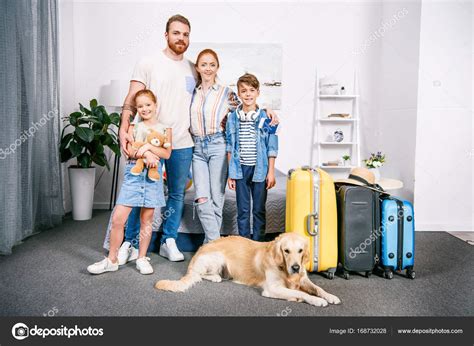 Familia Con Perro Listo Para El Viaje Fotograf A De Stock Alebloshka