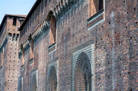 Schloss sforza schloss mailand nahaufnahme der äußeren ziegelsteinmauer