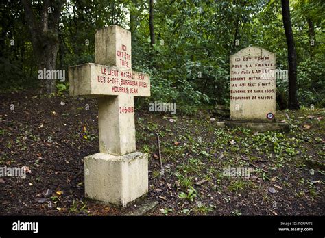 Las Tumbas De La Primera Guerra Mundial Soldados Franceses Enterrados