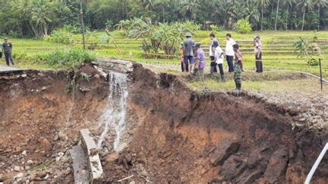 Diguyur Hujan Semalaman Kebumen Dilanda Bencana Tanah Longsor Putus