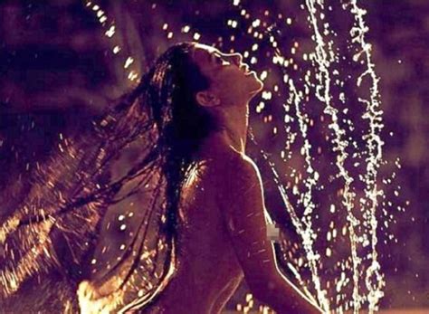 Hàng loạt sao lớn khiến fan sốc khi đăng ảnh nude mừng sinh nhật