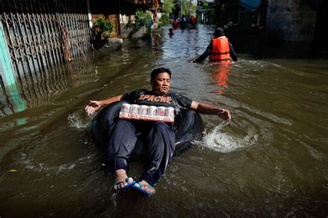 Thailand flood reaches Bangkok - Photos - The Big Picture - Boston.com