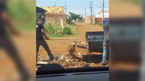 Homem Levado Delegacia Ap S Ser Flagrado Descartando Lixo Em Rea