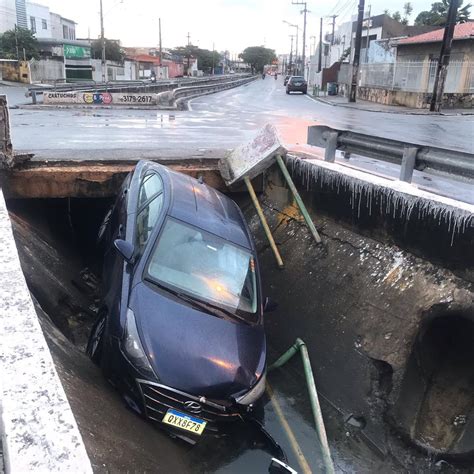 Aracaju Motorista Perde O Controle Da Dire O E Carro Cai Em Canal