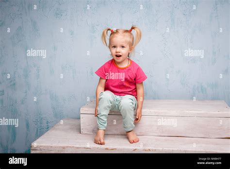 Peu Dr Le Blue Eyed Petite Fille Blonde Avec Une Coupe De Deux Queues De Cheval Sur La T Te