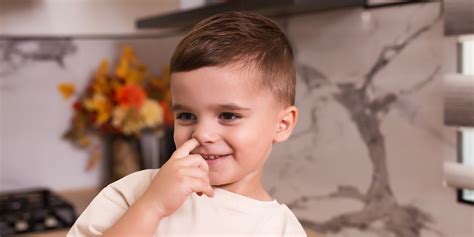 Il Bambino Si Mette Le Dita Nel Naso Consigli Per I Genitori Gol