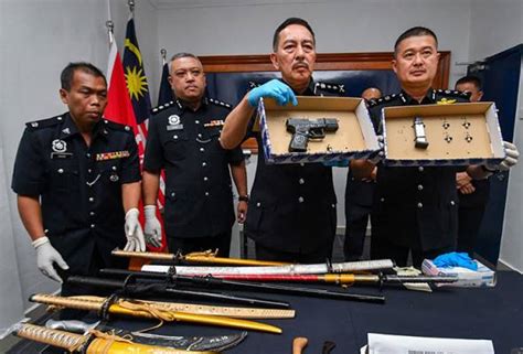 Polis Tahan Lelaki Miliki Pistol Lima Peluru Astro Awani