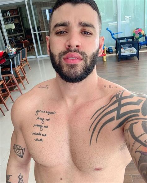 Gusttavo Lima posta foto sem camisa e Andressa Suita comenta Tá