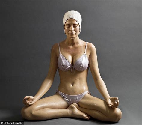 Artist Carole Feuerman Creates Stunning Waxworks So Realistic People