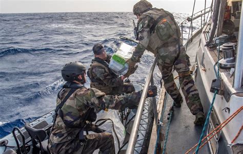 Trafic de drogue La Marine nationale saisit près de 900 kilos de