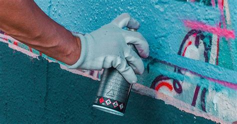 Fuck Communism un mur sest retrouvé au cœur dune bataille de mots et de graffitis