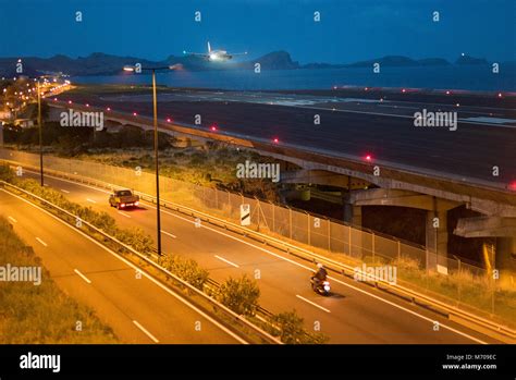 Funchal Airport Runway High Resolution Stock Photography And Images Alamy