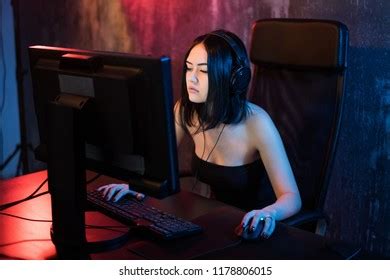 Professional Girl Gamer Plays Mmorpg Strategy Stockfoto