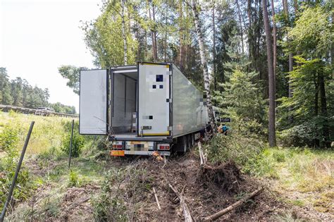 Unfall Auf Der A Lastwagen Kommt Von Fahrbahn Ab Und Landet Im Wald