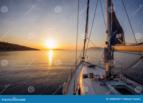 Barco De Navegaci N En El Mar Durante Puesta Del Sol Impresionante Foto