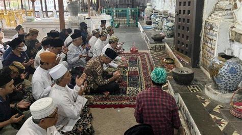 Ganjar Ziarahi Makam Sunan Gunung Jati Belajar Sosial Masyarakat Dan