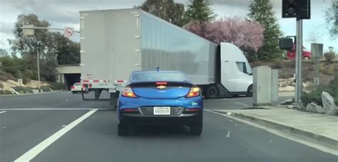 Watch Tesla Semi Electric Truck Accelerate On Highway Ramp Unlike Any