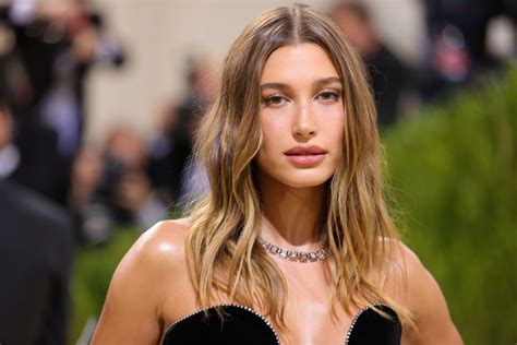 Съдят Хейли Бийбър | Cosmopolitan