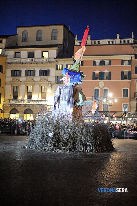 Befana A Verona Il Brusa La Vecia In Piazza Bra Nel 2014