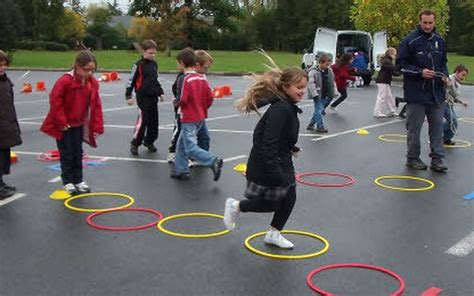 École Sainte Thérèse Les élèves de CE s initient à l athlétisme Le