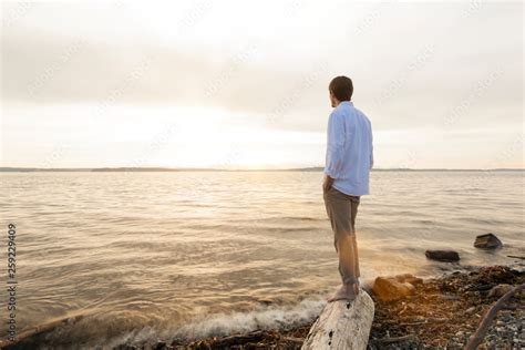 Foto De Man Standing On Beach Looking Out At Water Ocean Sea