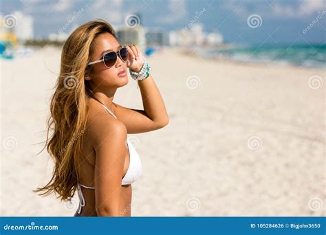 Beau Corps Du S De Femme Dans Le Bikini Sexy Au Dessus Du Fond De Plage Photo Stock Image Du