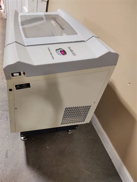 New Brunswick Scientific Excella E25 Incubator Shaker Series M1353 0000