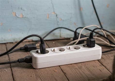 perangkat elektronik  tidak  dicolok  terminal listrik