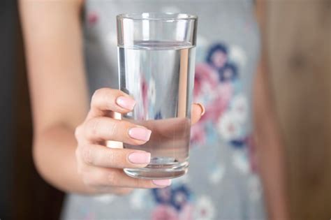 Mujer Sosteniendo Un Vaso De Agua Foto Premium