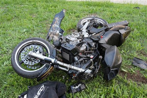 Unfall In Leipzig Paunsdorf Motorrad Kracht Gegen Baum Fahrer Schwer