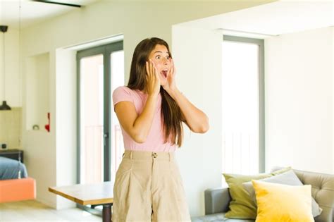 Mulher Jovem E Bonita Se Sentindo Feliz Animada E Surpresa Foto Premium