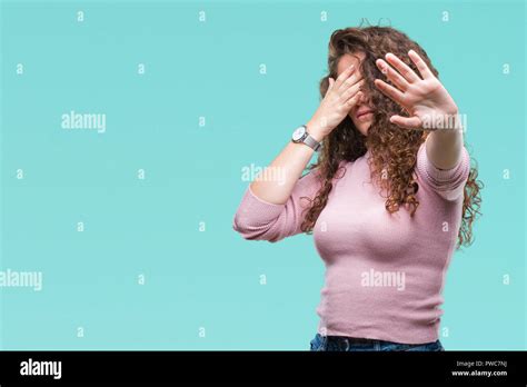 Belle Brune Cheveux Bouclés Young Girl Wearing Sweater Rose Sur Fond