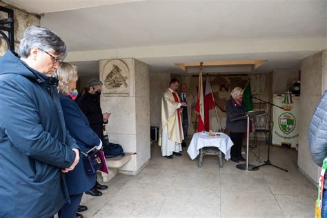 Santa Messa E Deposizione Di Una Corona Presso Il Cimitero Polacco Di